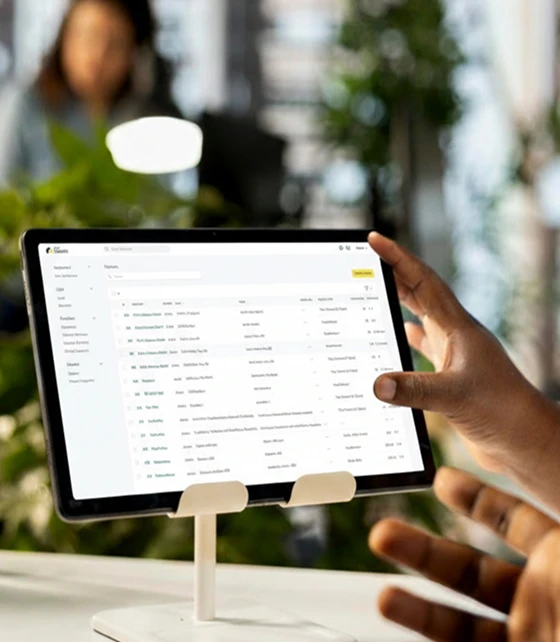 People discus documents